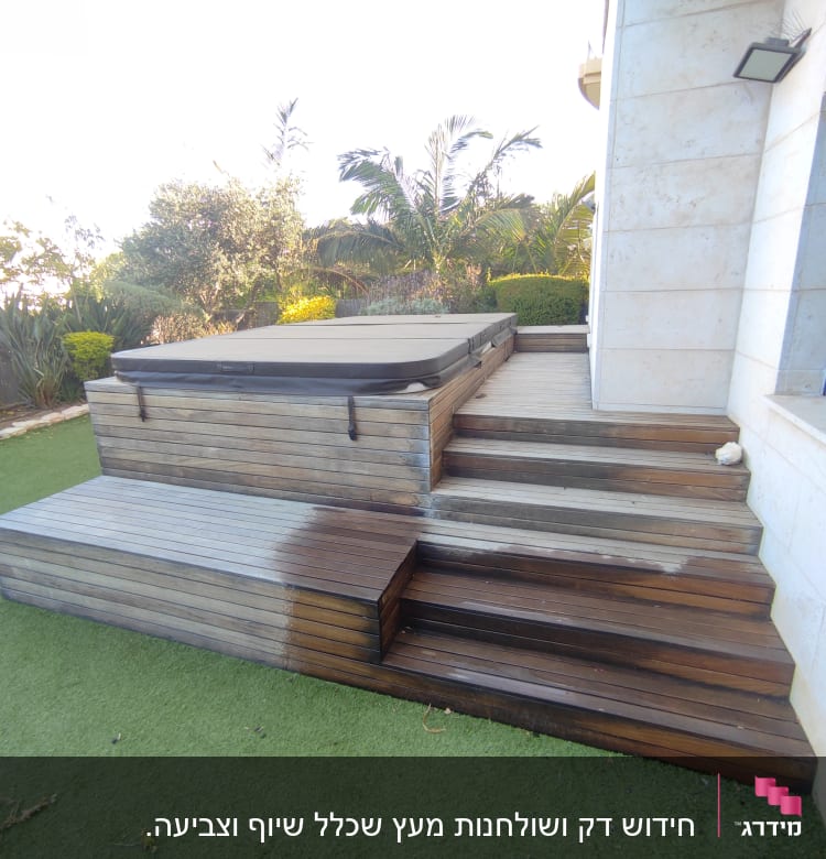 דק עץ עם מדרגות ליד ג